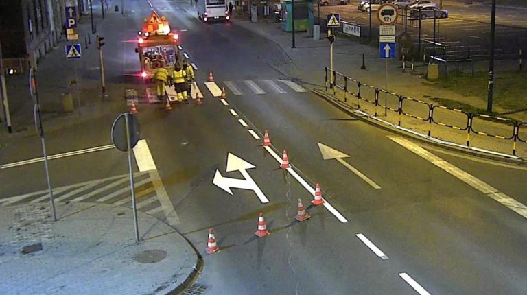 Malują pasy na drogach. 100 tysięcy metrów kw.
