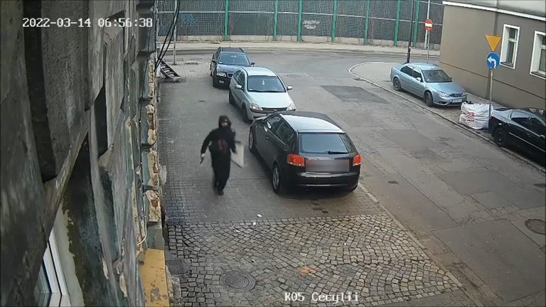 Tej osoby szuka policja z Gliwic. Może ktoś rozpozna ją po chodzie?
