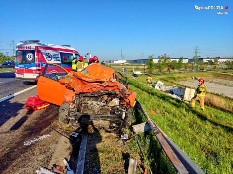 Wypadek na autostradzie A4. Ciężarówka spadła z nasypu