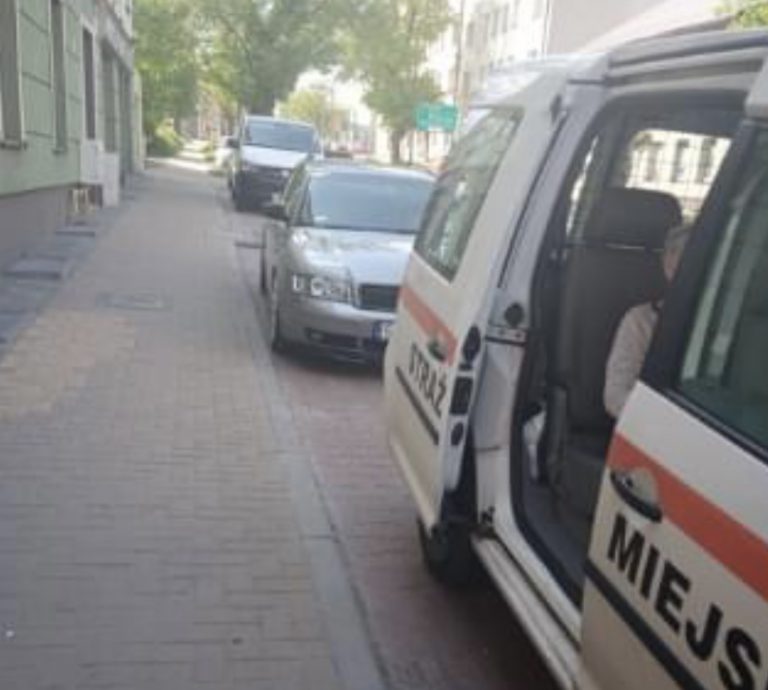 Siedziała na klatce schodowej i potrzebowała pomocy