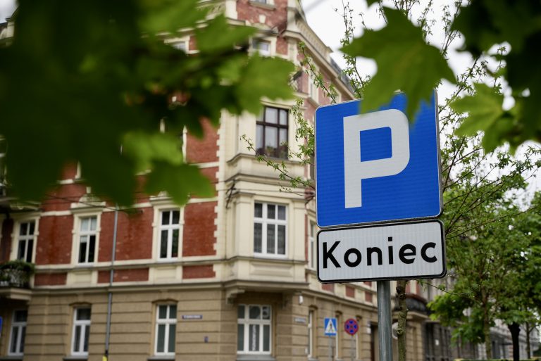 ZDM przestawił znaki, które były zakryte przez nowe drzewka