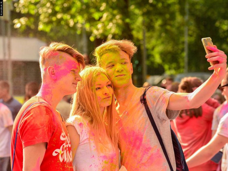 Kolorowe szaleństwo w Gliwicach! Ludzie obsypują się proszkiem
