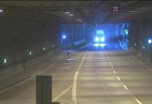 Ludzie w tunelu DTŚ. Jedni na piechotę, inni rowerem i hulajnogą hulajnoga x