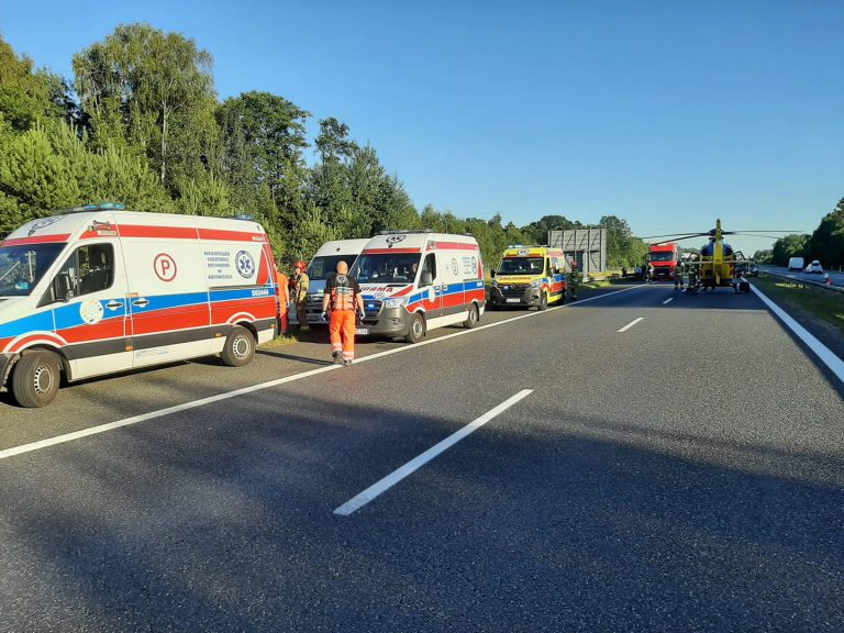 Zderzenie busa z osobówka na A4. Lądował śmigłowiec LPR