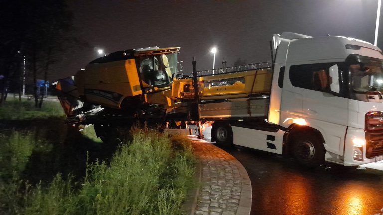 Ciężarówka z kombajnem osunęła się do rowu