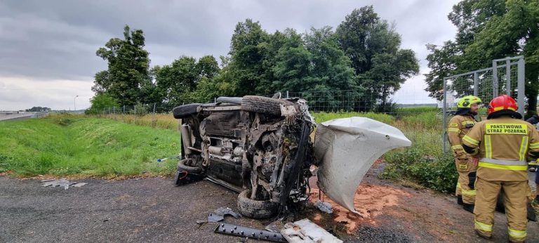 Wypadek na autostradzie A4. Auto leżało na boku