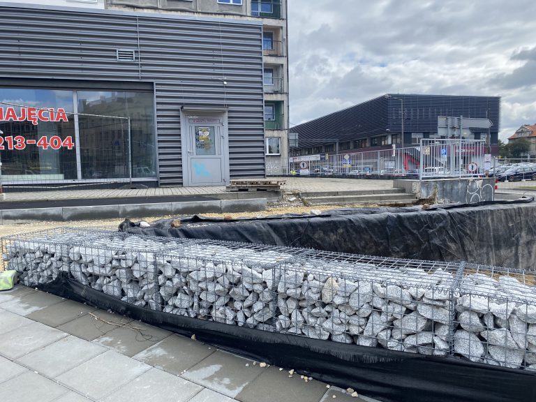 Plac Piastów i okolice dworca zmieniają się. Więcej kostki i gabiony