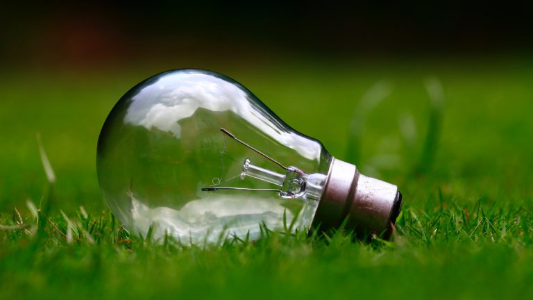 Jak zmniejszyć rachunki za energię elektryczną i zadbać o środowisko?