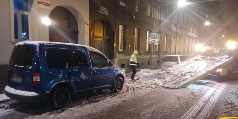 Zablokował wyjazd z bramy. Odholowano samochód