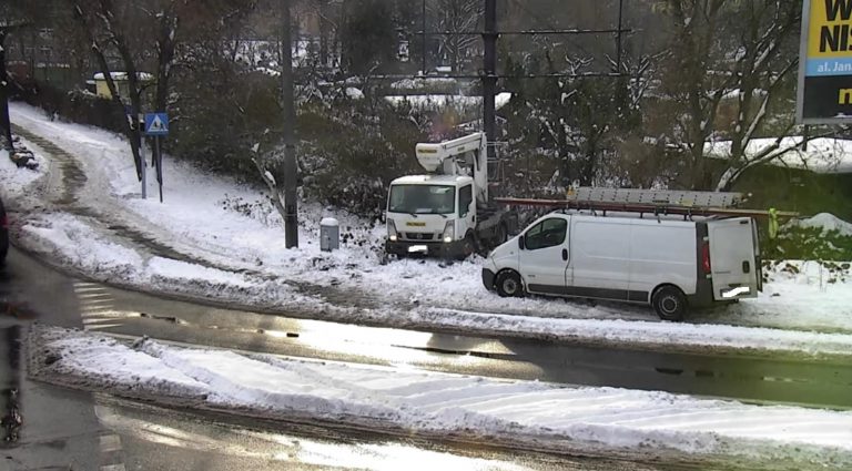 Zniszczyli rabatę kwiatową wartą 9 tys. zł. „Zgłaszamy to policji”