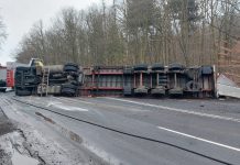 DK88 była zablokowana. Ciężarówka przewróciła się n