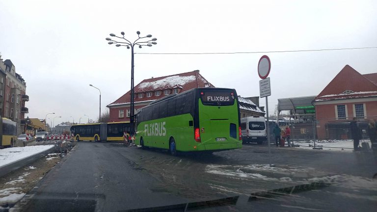„Dlaczego te autobusy nie stają na nowym centrum przesiadkowym”?