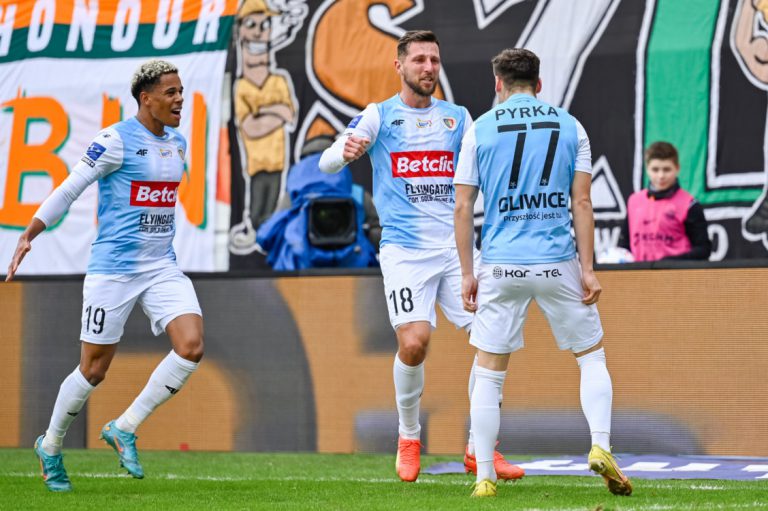 Piast wygrzebuje się ze strefy spadkowej