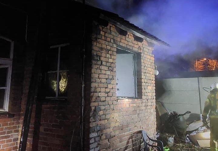 Pożar mieszkania gasiło 6 zastępów straży