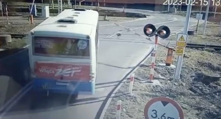 Autobus wyłamał szlaban i wjechał na tory. Kierowca mógł być naćpany