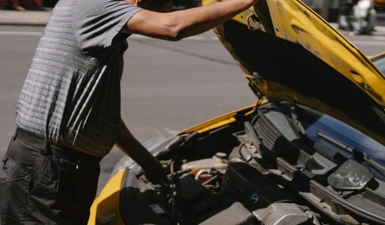 Złodziej grasuje w Gliwicach. Prosi o wodę do chłodnicy