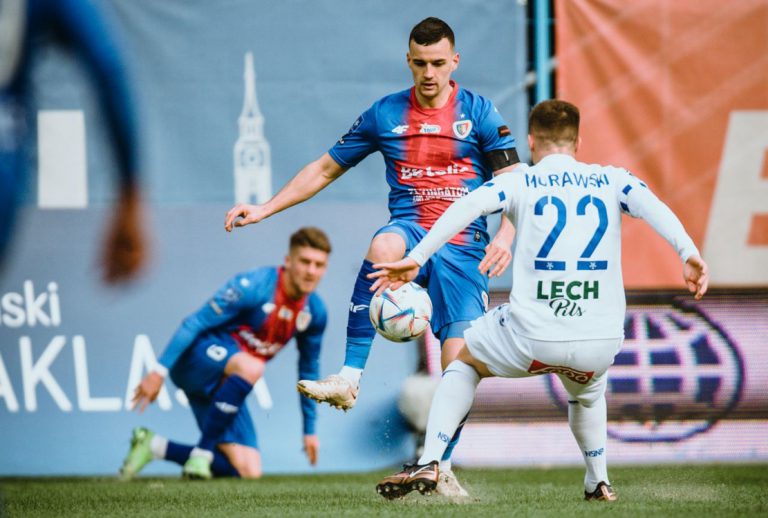 Piast zremisował z Lechem na koszmarnej murawie