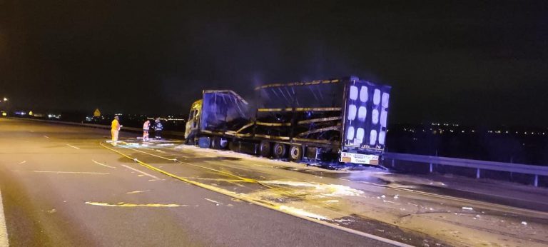 Pożar ciężarówki na autostradzie. Wcześniej doszło do kolizji