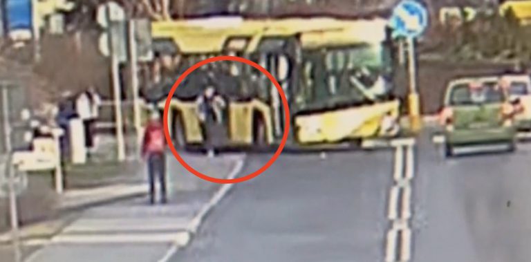 Pieszy zderzył się z autobusem. Zobacz nagranie z monitoringu