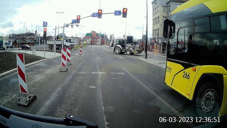 Kierowcy autobusów: „Stoimy ciągle na czerwonym. Pl. Piastów to męczarnia”