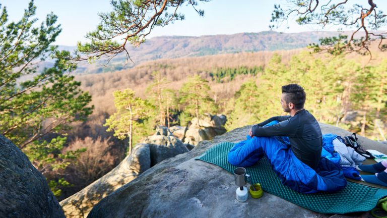 Mata samopompująca czy materac turystyczny – które wybrać?