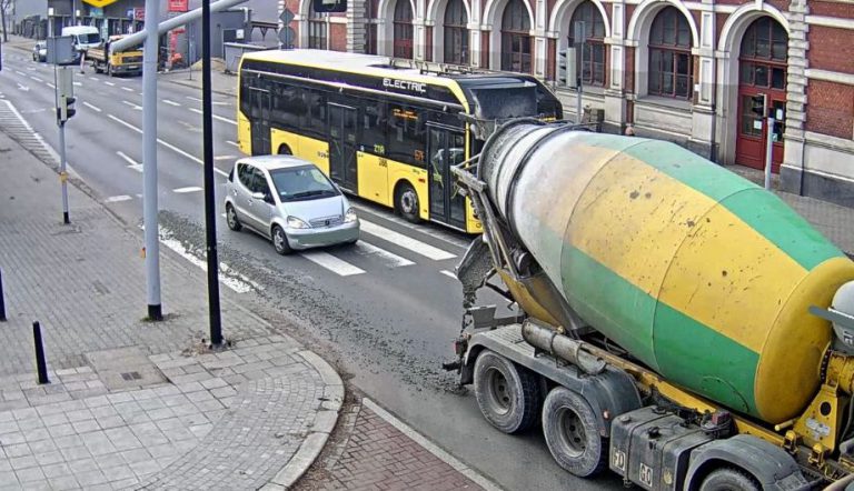 Beton lał się na ulice. Kierowca ukarany mandatem