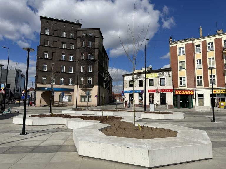 Nowy pl. Piastów. Sporo betonu, ale są też drzewka
