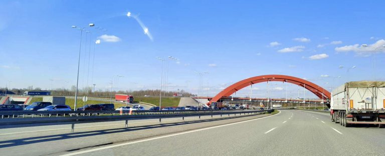 Wypadek na drodze technicznej przy autostradzie