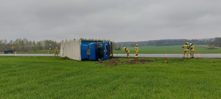 Ciężarówka przewróciła się na bok