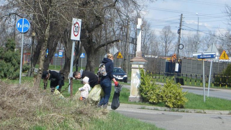 Sprzątali swoją dzielnicę. Znaleźli nawet muszlę klozetową