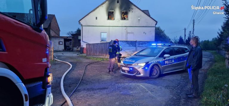 Pożar domu. Policjanci ratowali mieszkańców