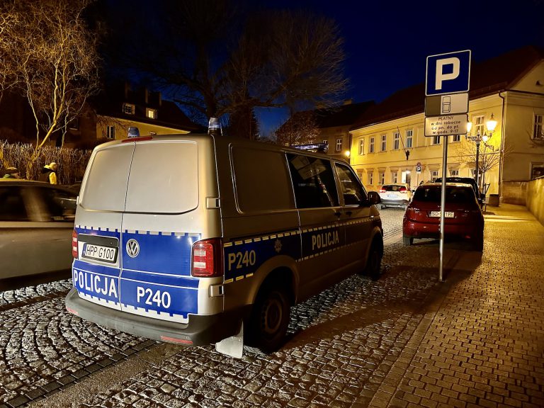 Pijana 16-latka leżała na chodniku. Uderzyła ratowników medycznych