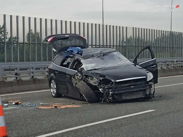 Nagle zjechał na sąsiedni pas ruchu. Dachowanie na A4