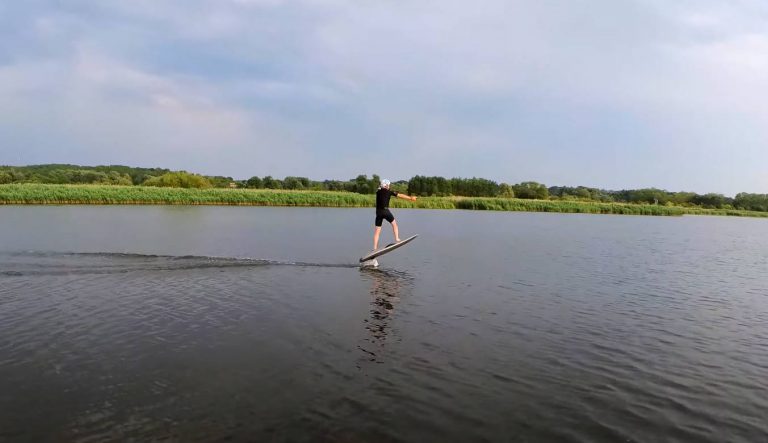 Ekstremalne emocje na wodzie – dlaczego warto wypróbować Efoil?