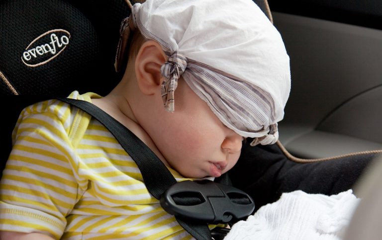 Nie zostawiaj dziecka lub zwierzęcia w samochodzie. Nawet na chwilę