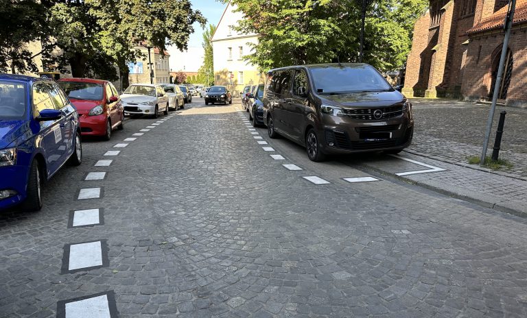 Będzie mniej miejsc parkingowych na starówce. Uliczki będą otwarte