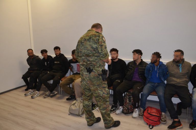 Pod Gliwicami zatrzymano 22 Syryjczyków w dostawczaku