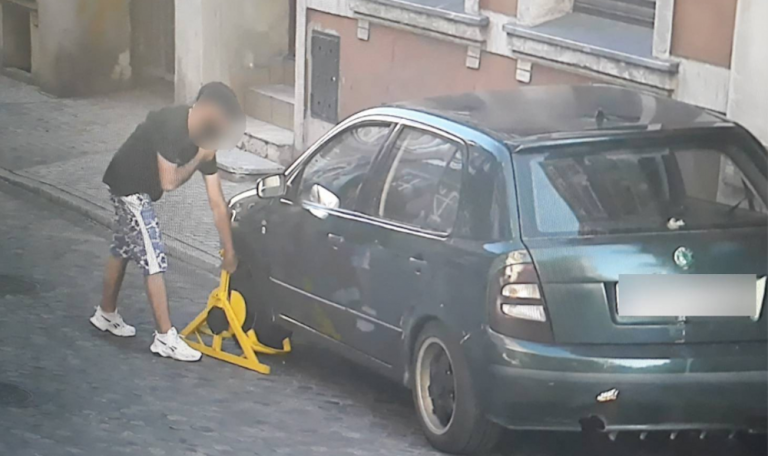 Postanowił sam zdjąć blokadę koła, którą założyła gliwicka straż miejska