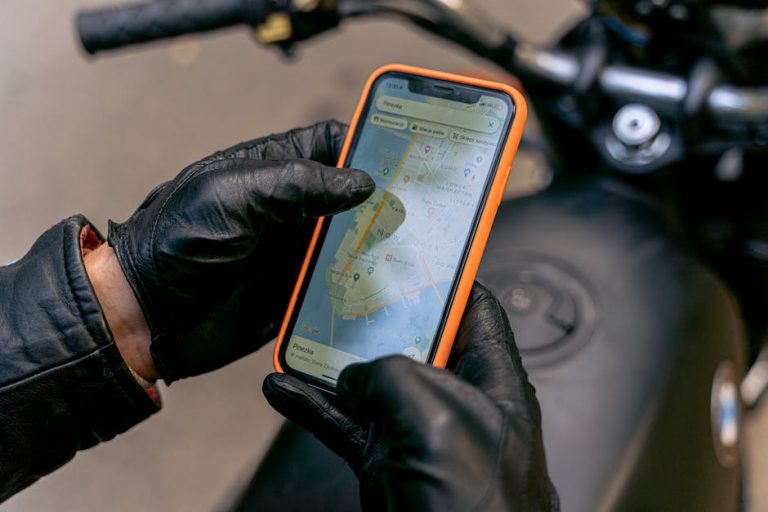 Uchwyt na telefon do motocykla – co powinieneś wiedzieć na ten temat?