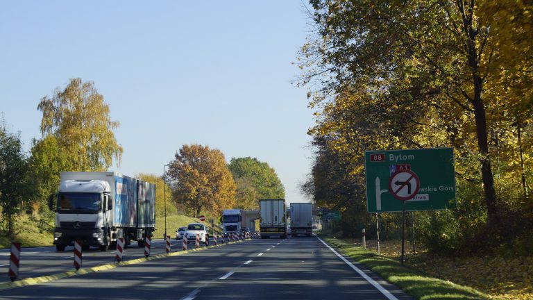 Odcinkowy pomiar prędkości na DK88. Montaż osprzętu