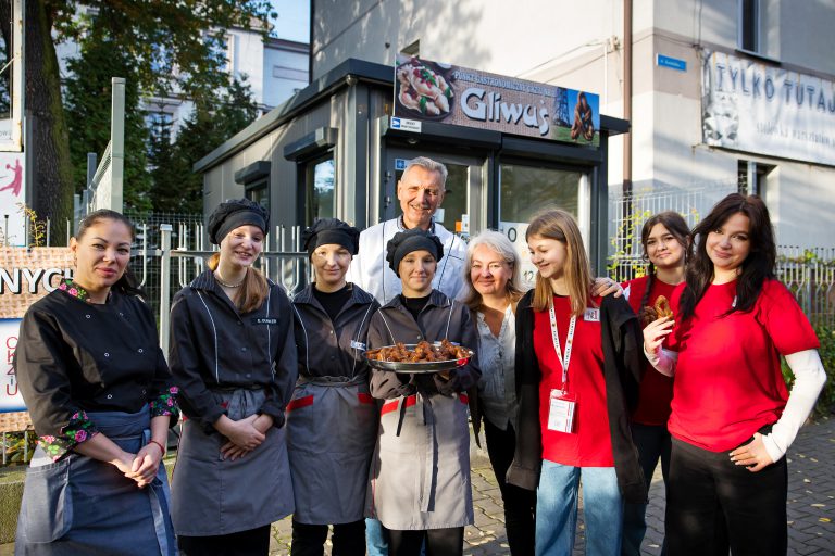 Szkolny bar powraca. Pierogi, krokiety, sałatki i hot dogi