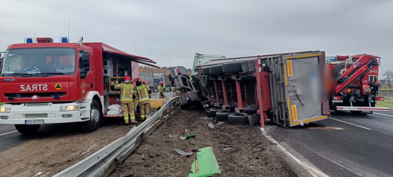 Ciężarówka przewróciła się na A4. Winny wystrzał opony?
