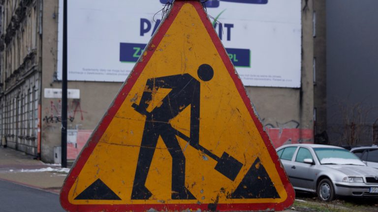 Będą wymieniać nawierzchnię ulicy. Czekają na odpowiednią pogodę