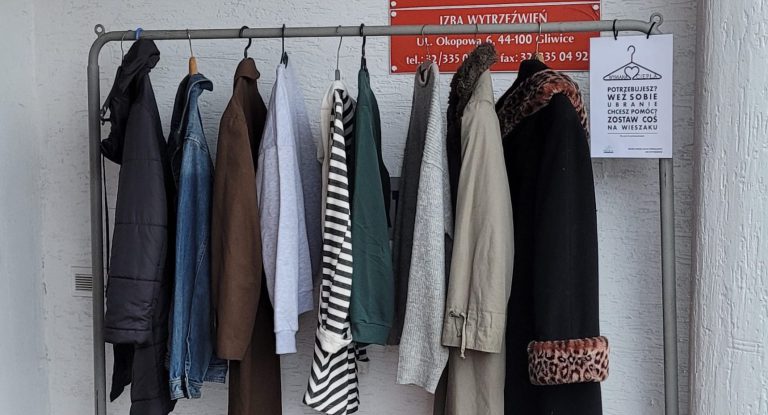 Oto wieszak, z którego można zabrać ubrania. Można też powiesić
