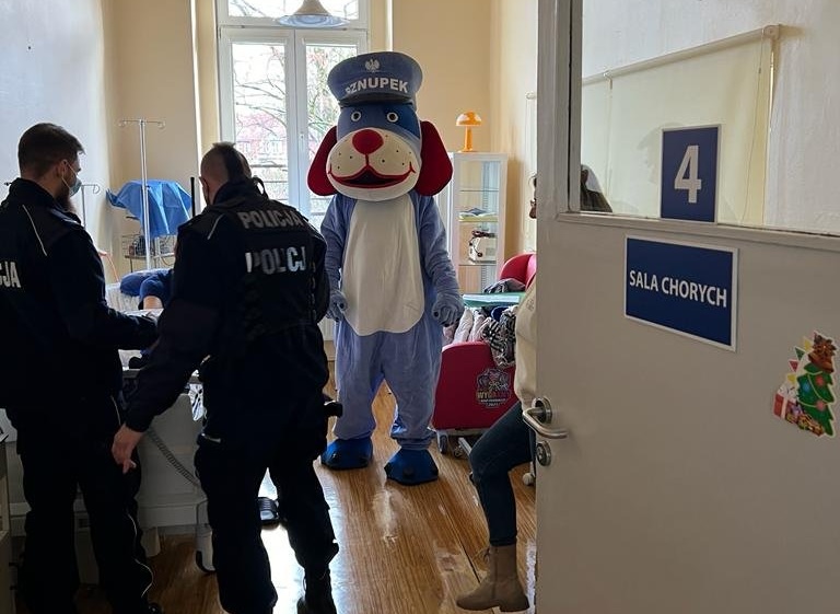 Policjanci odwiedzili małych pacjentów. Były uśmiechy