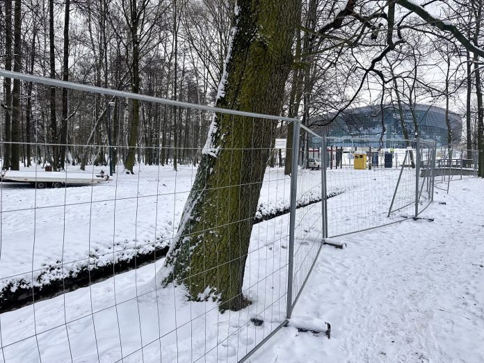 park chrobrego gliwice w tle Arena Gliwice płot w parku