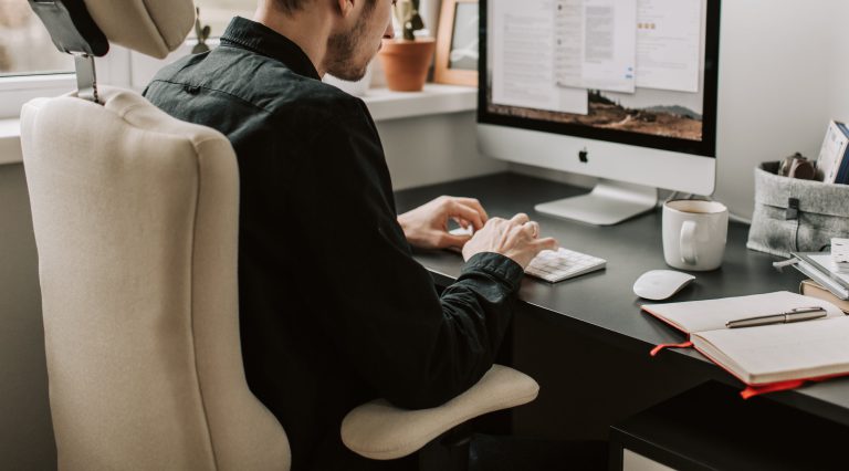 Zażartował w internecie. Do jego drzwi zapukała policja
