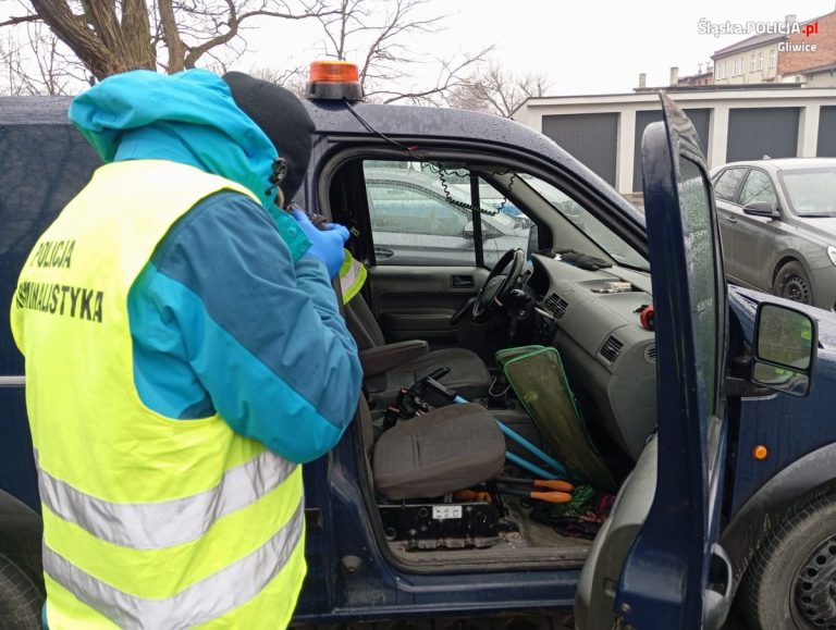 Udawali służby techniczne i okradali