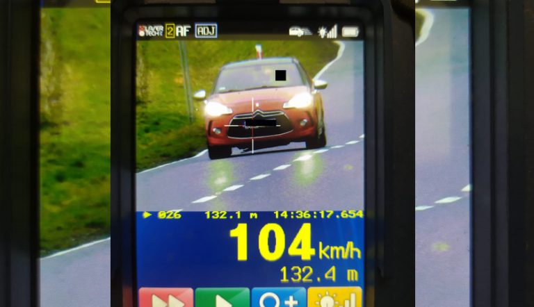 Pędziła 102 km/h po terenie zabudowanym. Zatrzymano prawo jazdy