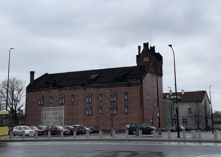 Pudrowanie trupa po gliwicku. Budynek zasłonięto płachtą